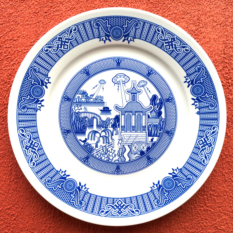 Illustration for article titled Sci-fi Chinese porcelain plates show giant robots and alien invasions